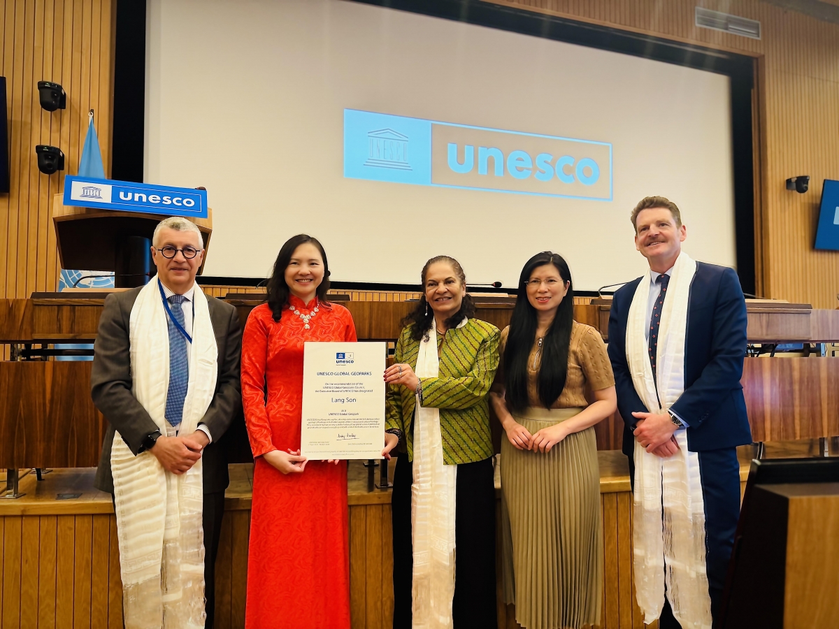 Ông Antonio De Sousa Abreu - Giám đốc bộ phận Khoa học Sinh thái và Trái đất (bên trái) cùng ông Kristof Vandenberghe Trưởng phòng Khoa học trái đất và Công viên địa chất (bên phải) trao bằng chứng nhận cho phái đoàn Việt Nam. (Ảnh: Anh Tuấn/VOV-Paris)