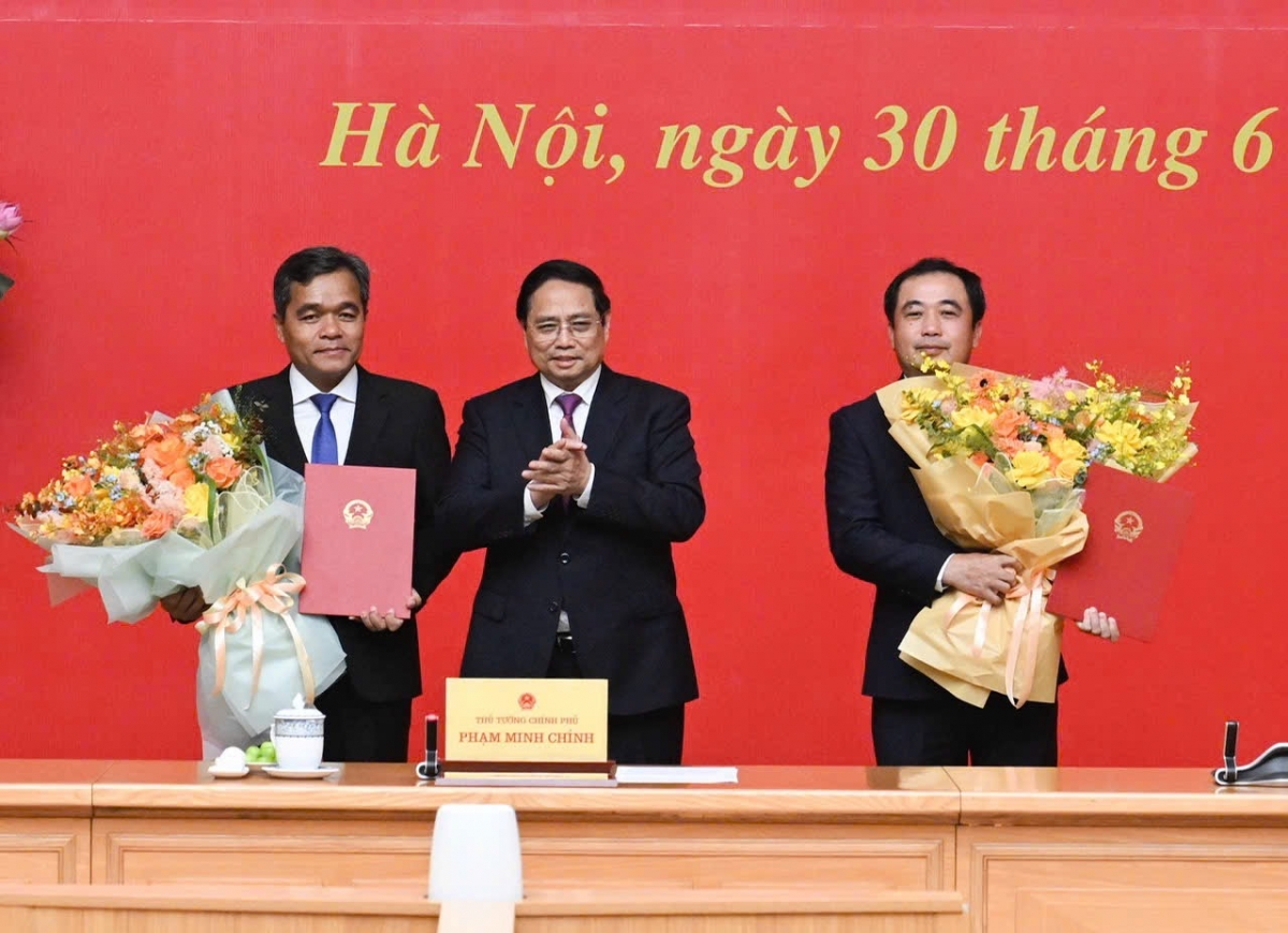 Thủ tướng Chính phủ Phạm Minh Chính trao Quyết định bổ nhiệm và tặng hoa chúc mừng hai đồng chí Trần Đức Thắng và Hồ Văn Niên