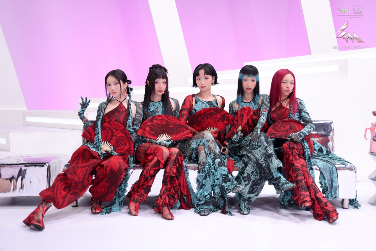 Em Xinh Orange (nhóm Đôi Cánh) tự tin khẳng định màu đỏ của trang phục đội mình tượng trưng cho Top 1 Trending