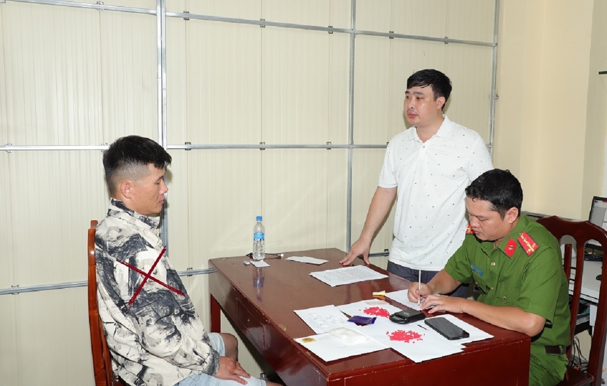 Cơ quan Công an lấy lời khai đối tượng Phan Tuấn Hiệp và tang vật vụ án.