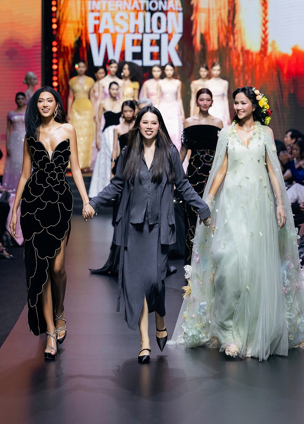 Miss Cosmo 2024 đọ sắc cùng Hoa hậu H'Hen Niê. Hoa hậu Hoàn vũ Việt Nam 2017 đang mang thai con đầu lòng
