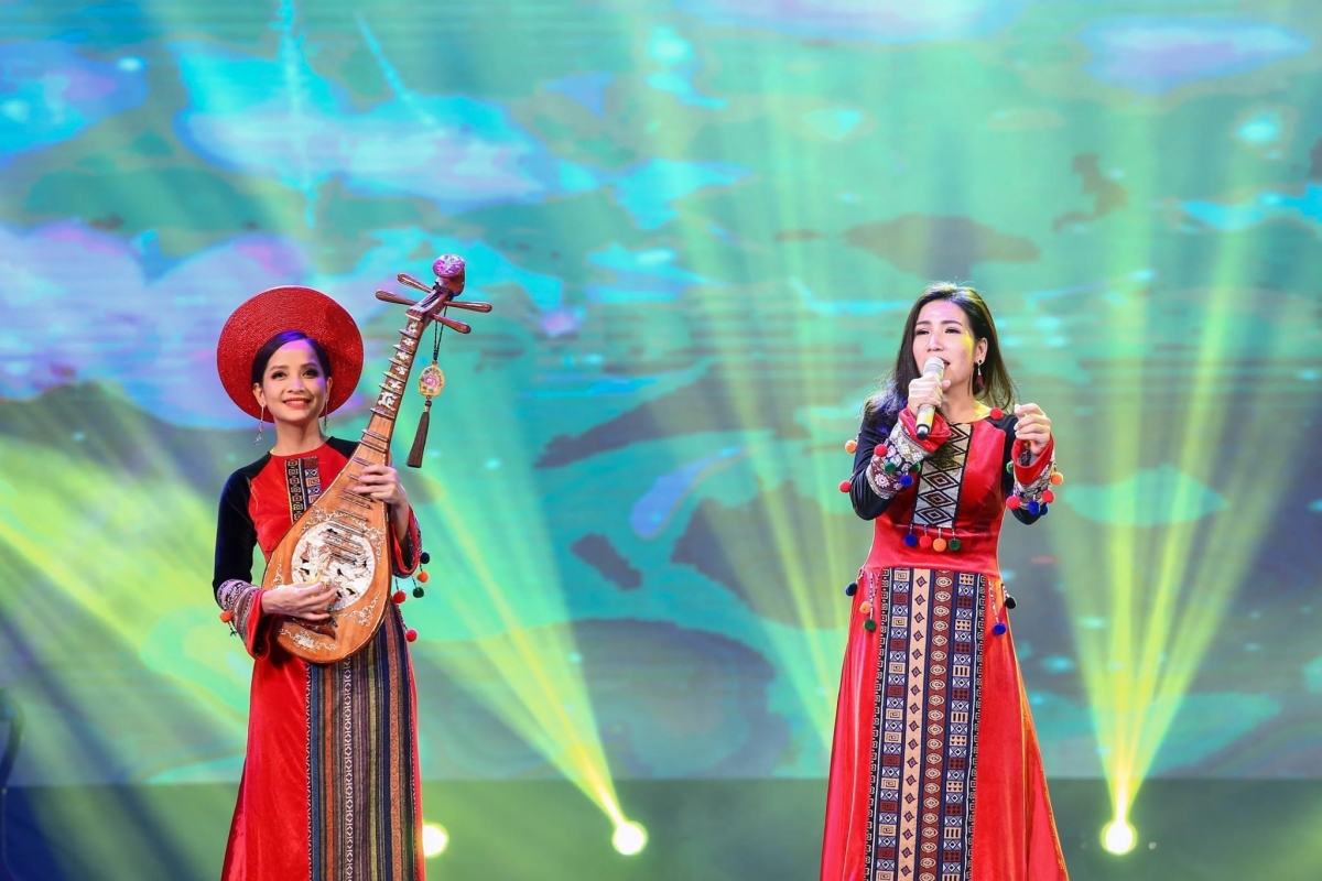 Nghệ sĩ Vũ Diệu Thảo trên sân khấu - bên trái (ảnh: NVCC)