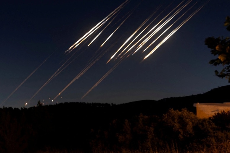 Tên lửa phóng từ Iran về phía Israel bị đánh chặn. Ảnh: Reuters