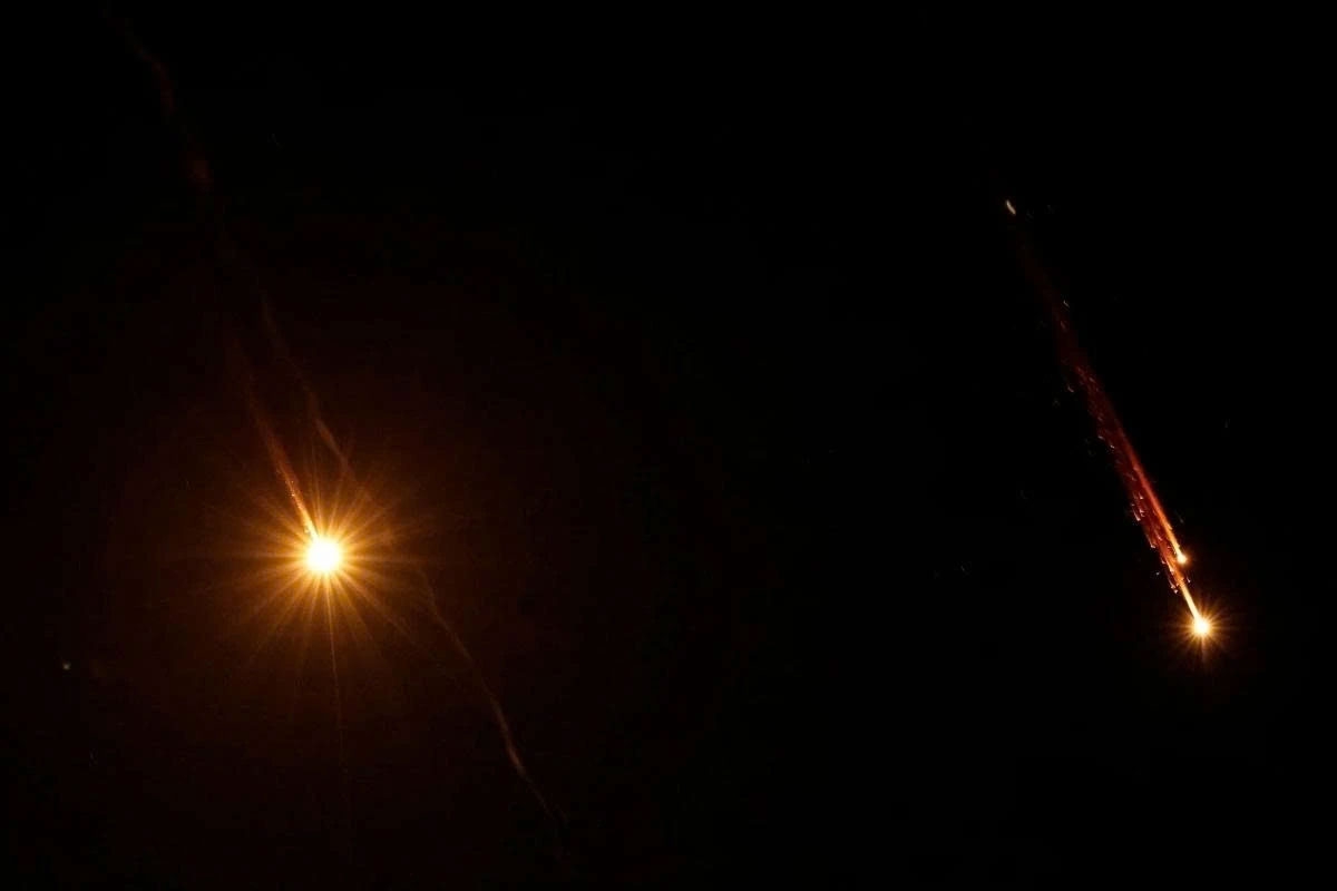 Tên lửa được phóng từ Iran về phía Israel (Ảnh: Reuters)