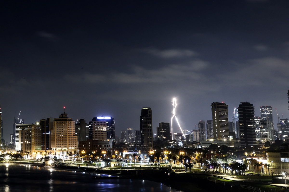 Phòng không Israel đánh chặn tên lửa Iran trên bầu trời Tel Aviv. Ảnh: Reuters.
