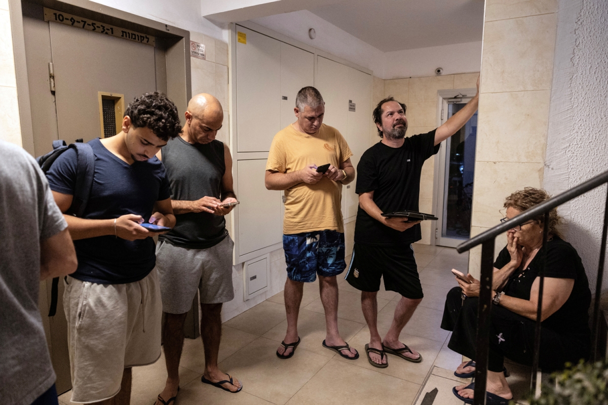 Người dân Israel tập trung tại một nơi trú ẩn sau tiếng còi báo động ở Tel Aviv, Israel ngày 13/6. Ảnh: Reuters