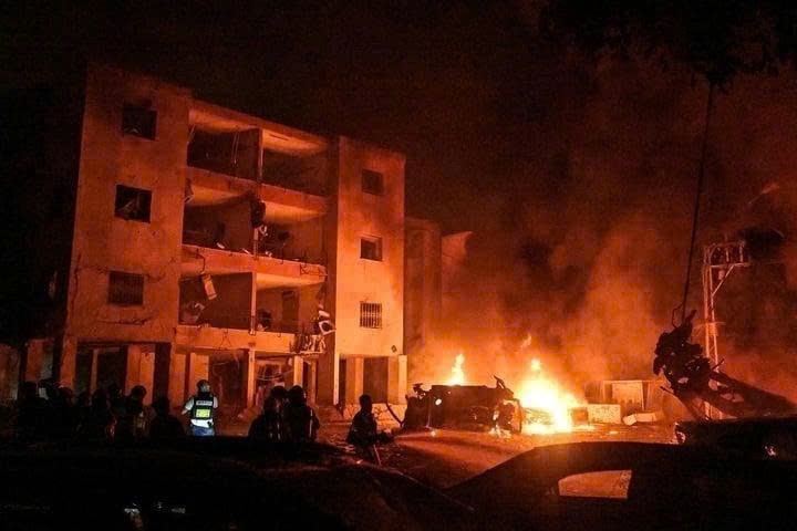 Israel bị tấn công tên lửa. (Ảnh: Reuters)