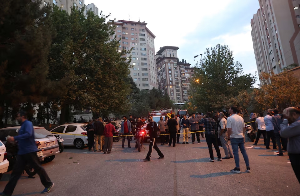 Người dân tập trung trên đường phố sau các cuộc không kích của Israel, tại Tehran, Iran, ngày 13/6/2025. Ảnh: WANA/Reuters