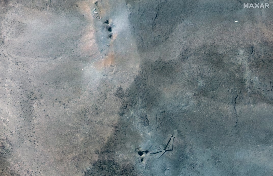 Ảnh vệ tinh ở cự ly gần hơn cho thấy các lỗ và miệng hố trên sườn núi tại cơ sở hạt nhân Fordow sau khi bị Mỹ tấn công. Ảnh: MAXAR TECHNOLOGIES