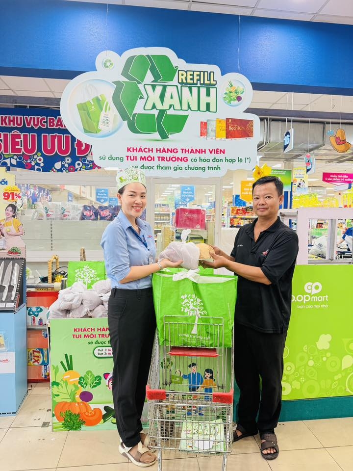 khach_hang_phan_khoi_khi_tham_gia_chuong_trinh_refill_xanh.jpg