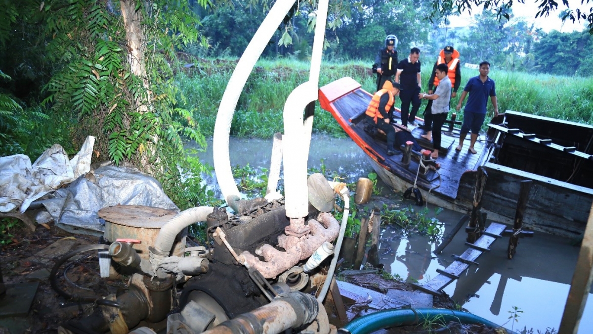 Các phương tiện khai thác cát trái phép (Ảnh: Công an tỉnh Đồng Nai)