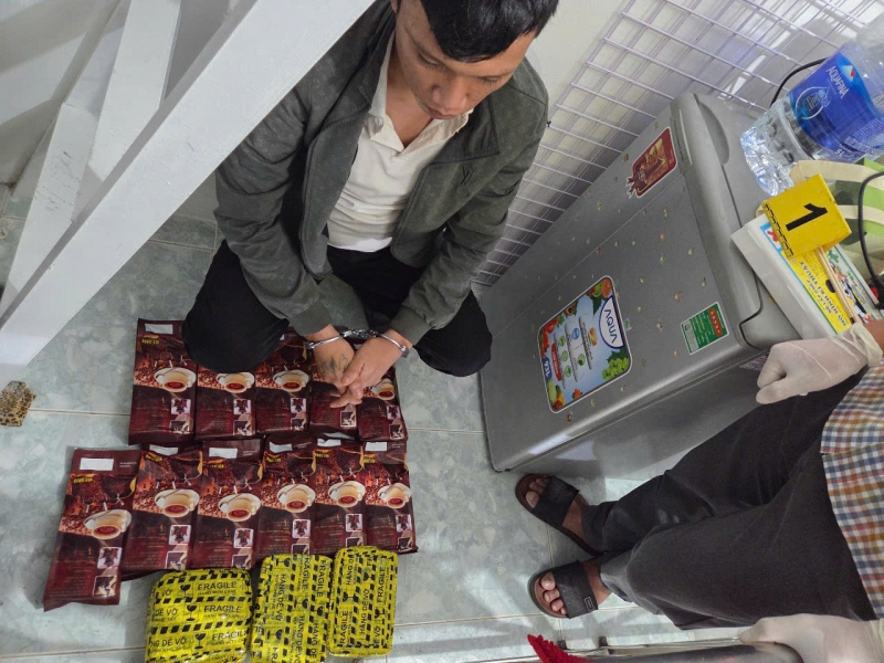 Khám xét nơi ở của đối tượng Hoa Kỳ thu giữ nhiều ma túy.