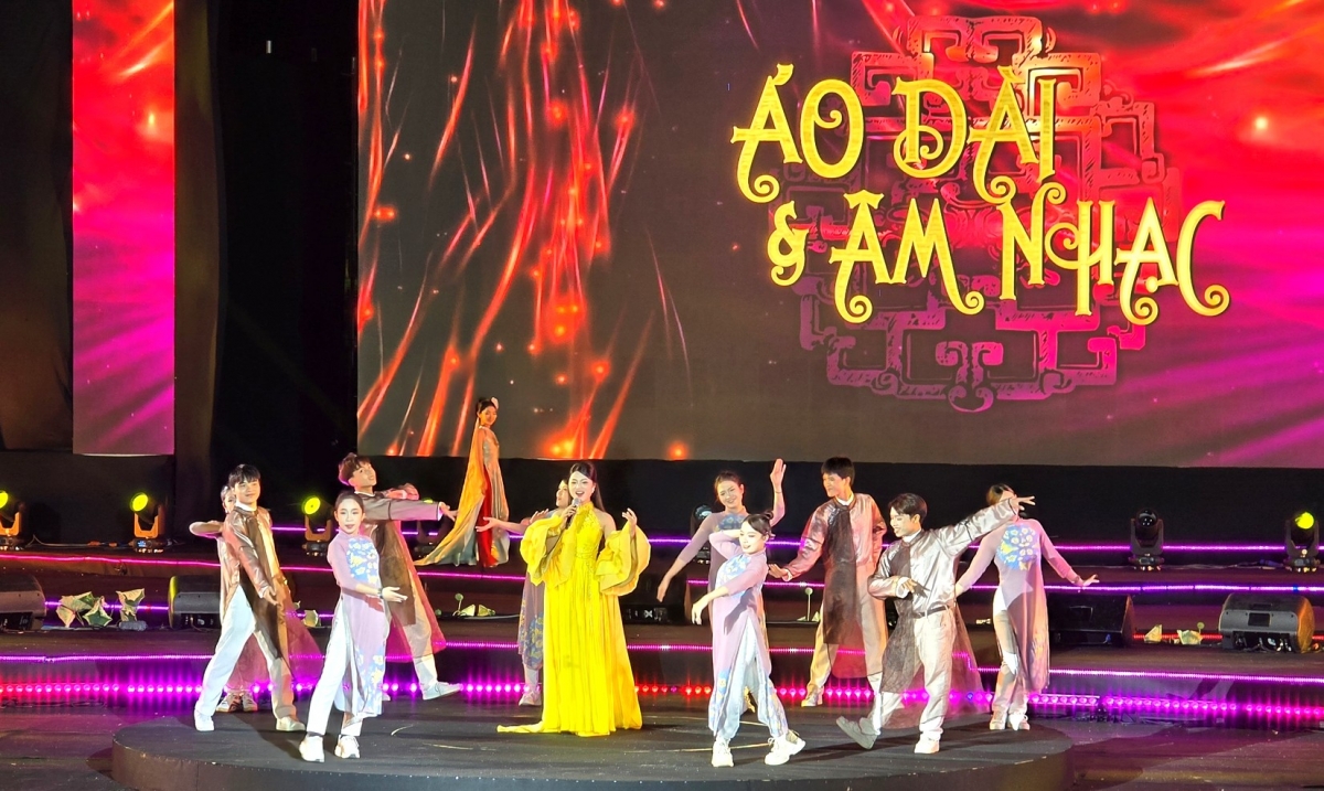 Khép lại Tuần lễ Áo dài cộng đồng Huế 2025 bằng đêm nghệ thuật giàu cảm xúc