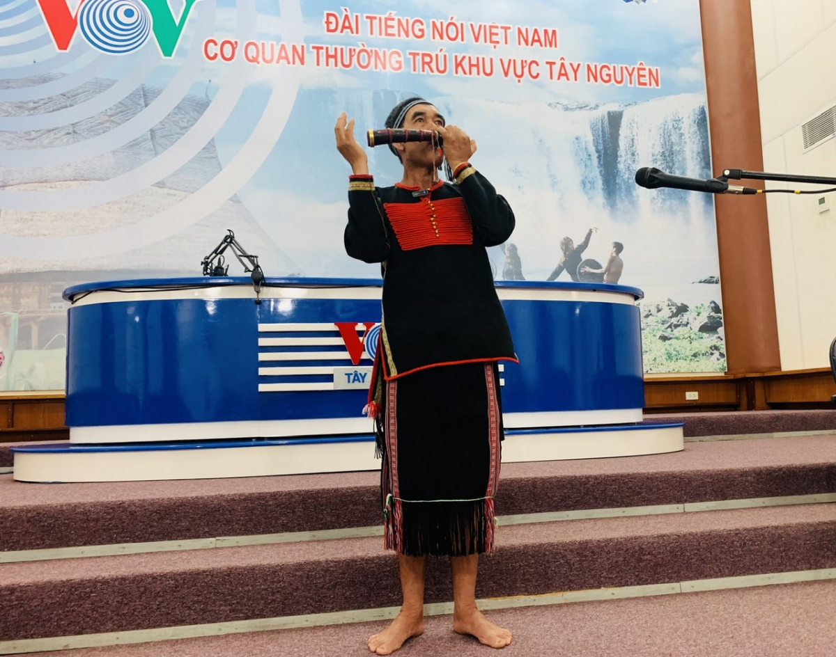 Nghệ nhân Y-Dŭ Êban (Ama Đam), buôn Sut Mđưng, xã Čư̆ Suê, huyện Čư̆ M’Gar, tỉnh Đắk Lắk.