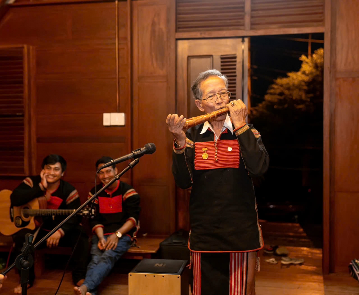 Nghệ nhân Ama Loan trình diễn ki pah đón khách đến thăm buôn Ako Dhong, Tp Buôn Ma Thuột, Đắk Lắk.