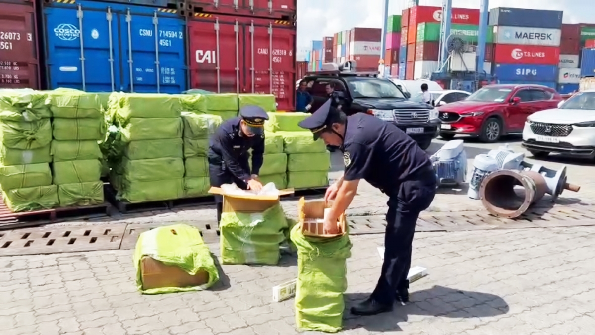 Lực lượng hải quan khám xét lô hàng nhập khẩu từ Canada về Việt Nam chứa thuốc lá nhập lậu