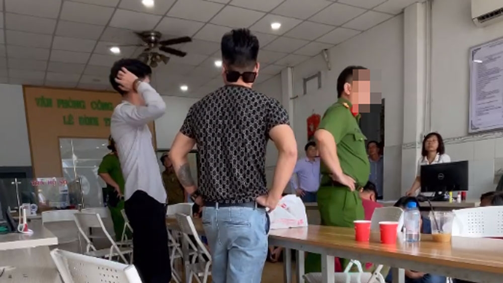Cảnh công an ập vào phòng công chứng bắt người được chia sẻ MXH
