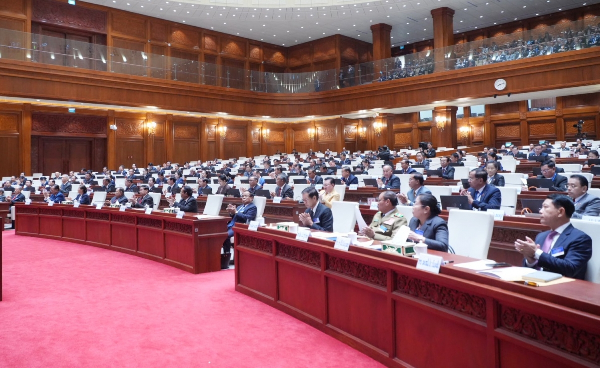 Kỳ họp thứ 9, Quốc hội khóa 9 Lào thảo luận các biện pháp giảm lạm phát vào cuối năm 2025 (Nguồn: Đài phát thanh Quốc gia Lào).