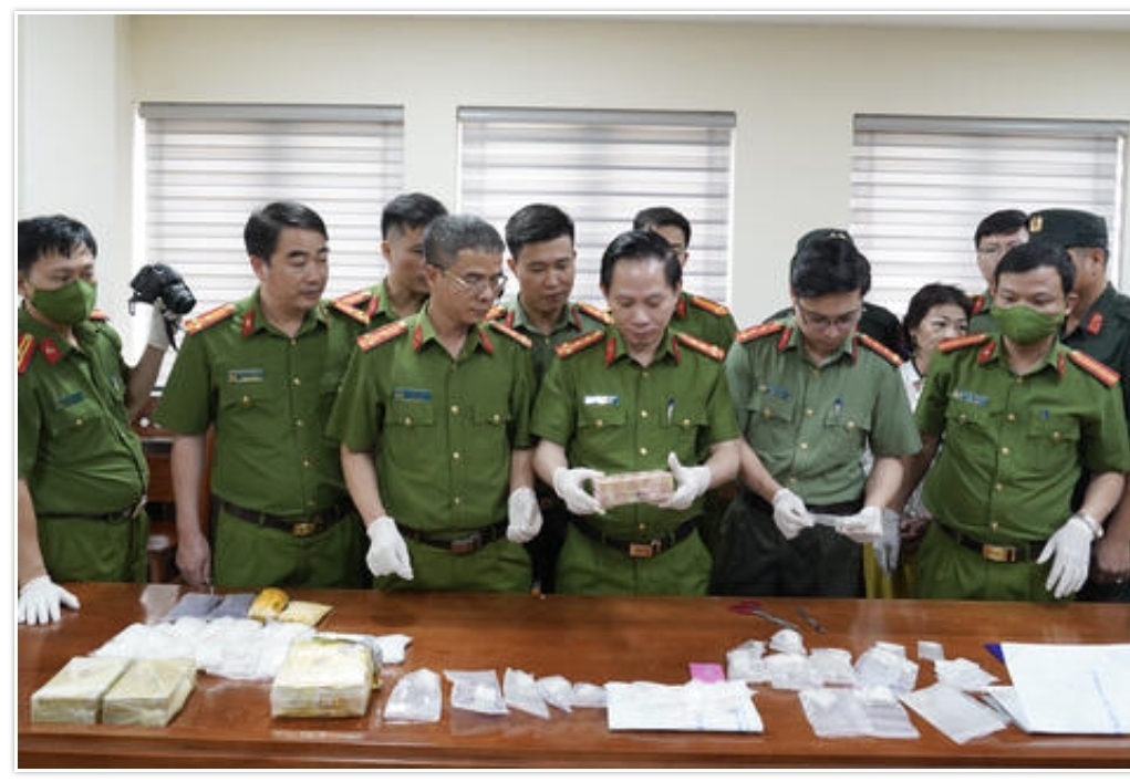 Lãnh đạo Công an tỉnh Thanh Hóa và Ban Chuyên án kiểm tra số tang vật thu giữ trong chuyên án