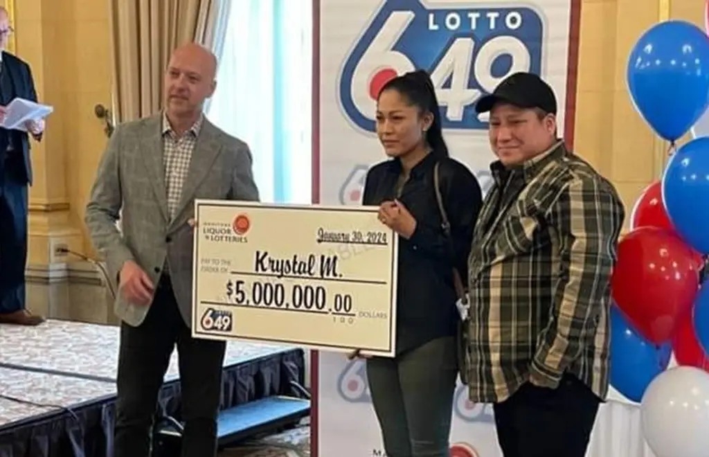 Campbell nhờ người yêu nhận hộ số tiền 5 triệu đô la Canada.