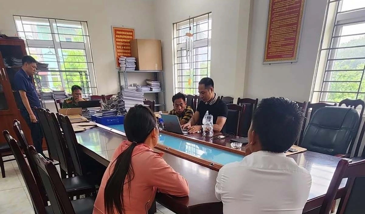 Hai người Mông, được cho là nạn nhân trong vụ việc bị taxi "chặt chém" trong lúc đưa con đi khám bệnh về đã quay lại Hà Nội để trình báo công an