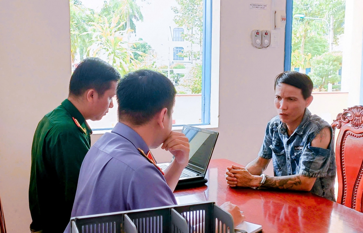 Tổ công tác lấy lời khai của đối tượng Lý Thái Bảo