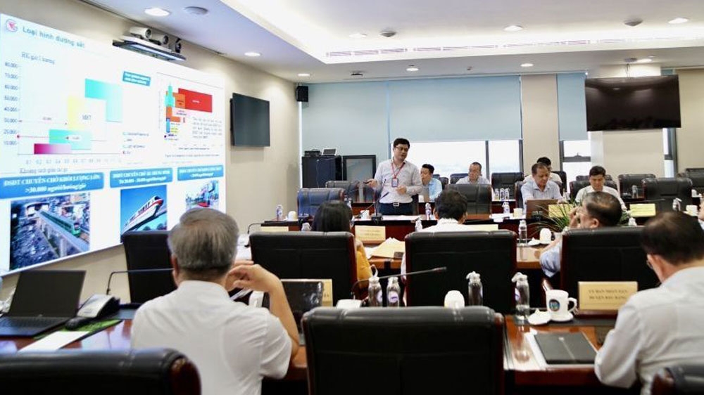 Đại diện đơn vị tư vấn trình bày báo cáo khả thi tuyến Metro số 1
