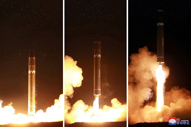 Một vụ phóng tên lửa liên lục địa (ICBM) có khả năng mang theo đầu đạn hạt nhân của Triều Tiên (Ảnh: Hãng thông tấn trung ương Triều Tiên)