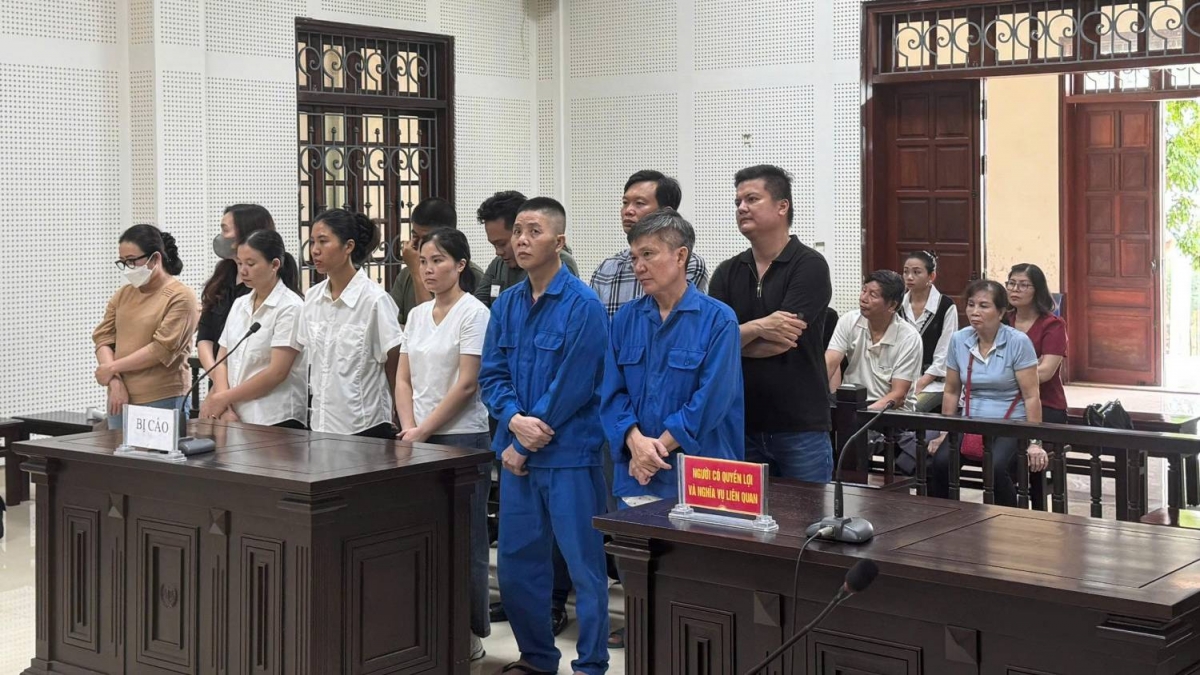 Các bị cáo tại phiên tòa xét xử vụ án mua bán hơn 57.000 tờ hóa đơn, số tiền trốn thuế hơn 4,7 tỷ đồng. (Nguồn ảnh: Công an tỉnh Quảng Ninh)