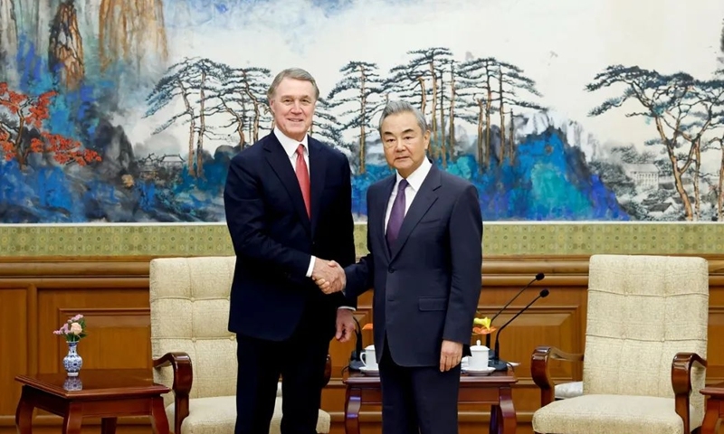 Ngoại trưởng Trung Quốc Vương Nghị gặp Đại sứ Hoa Kỳ tại Trung Quốc David Perdue ngày 3/6. Ảnh: Bộ Ngoại giao Trung Quốc