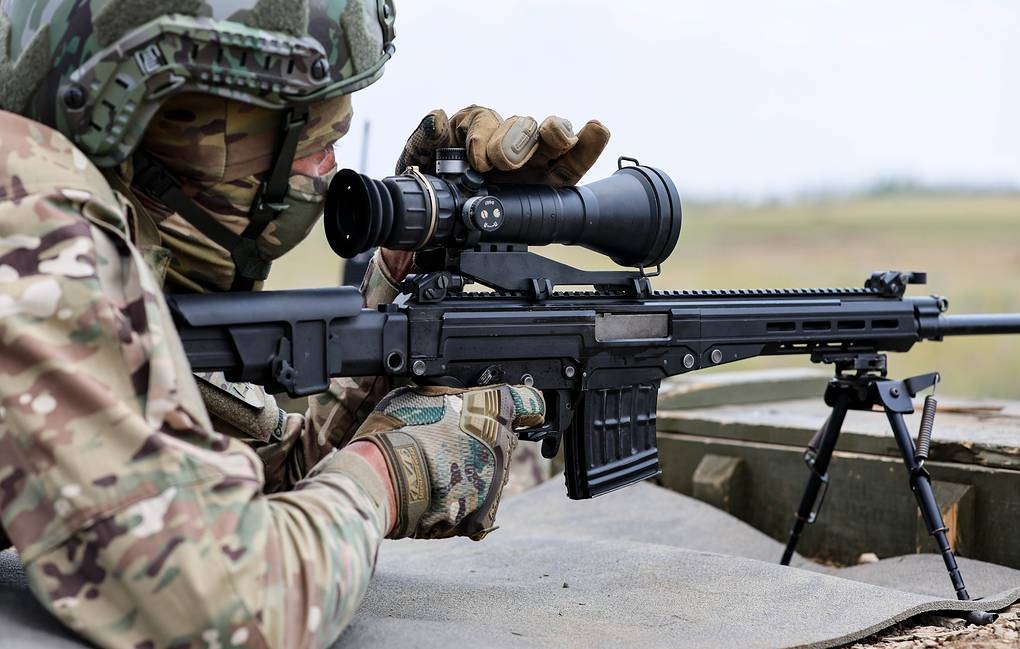 Binh sỹ Nga ngắm bắn vào vị trí của Ukraine. Ảnh: TASS