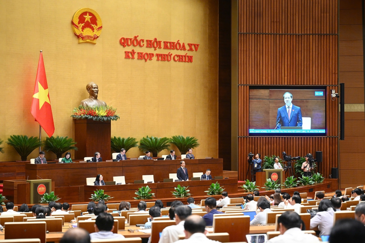 Bộ trưởng Bộ GD-ĐT Nguyễn Kim Sơn trả lời chất vấn. (Ảnh: Quốc hội)