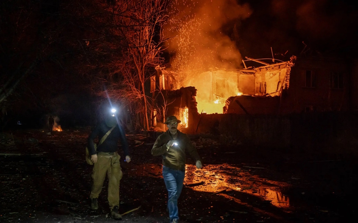 Một ngôi nhà ở Ukraine trúng UAV Nga. Ảnh: Nytimes.