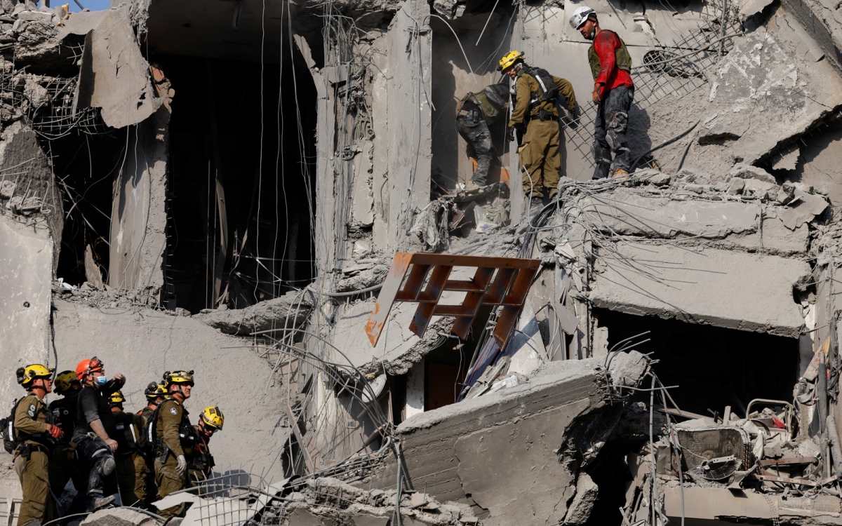 Lực lượng cứu hộ tại một khu nhà đổ nát sau khi trúng tên lửa Iran. Ảnh: Reuters.