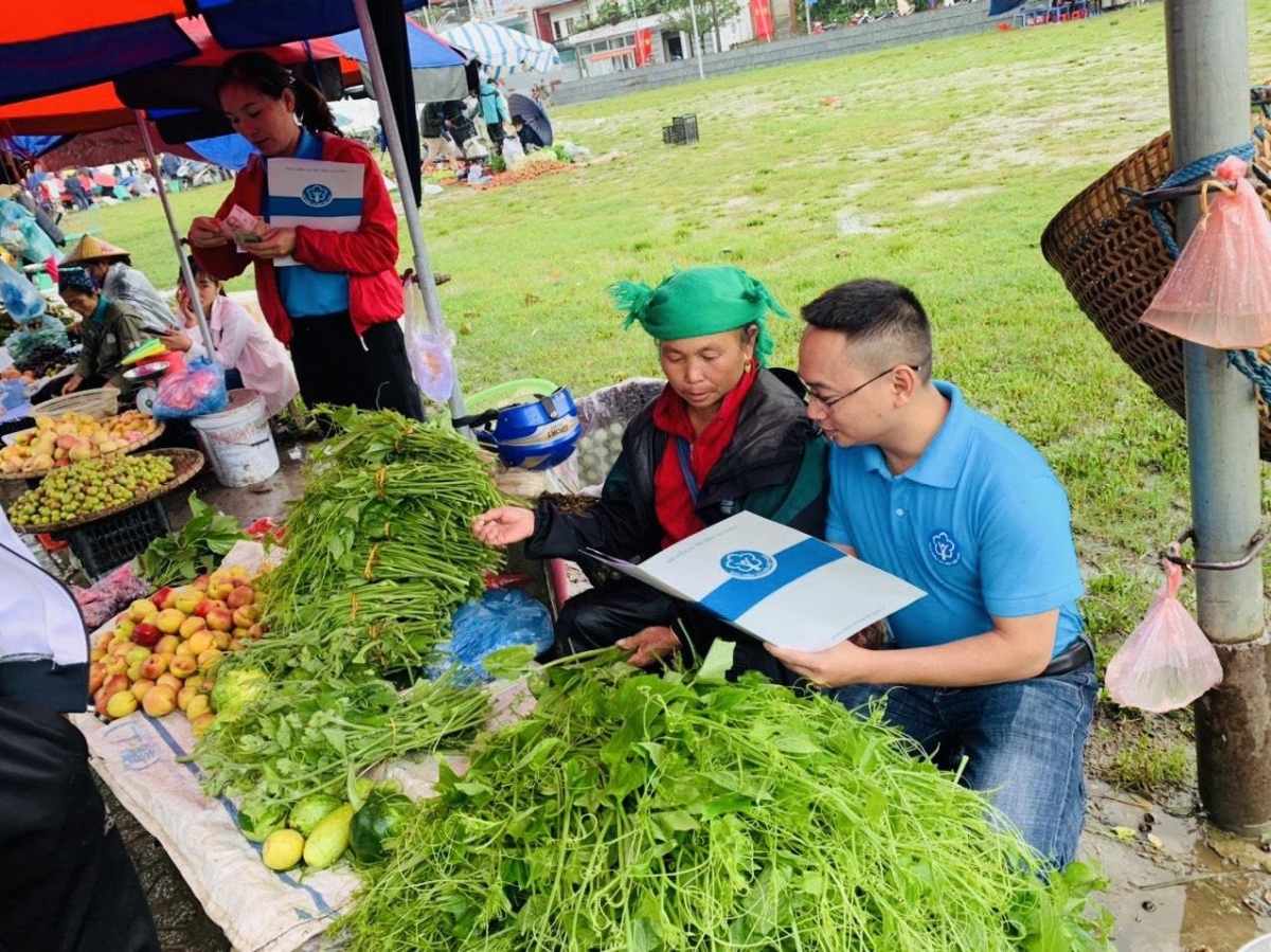 Nhân viên BHXH tư vấn chính sách BHXH, BHYT cho các tiểu thương