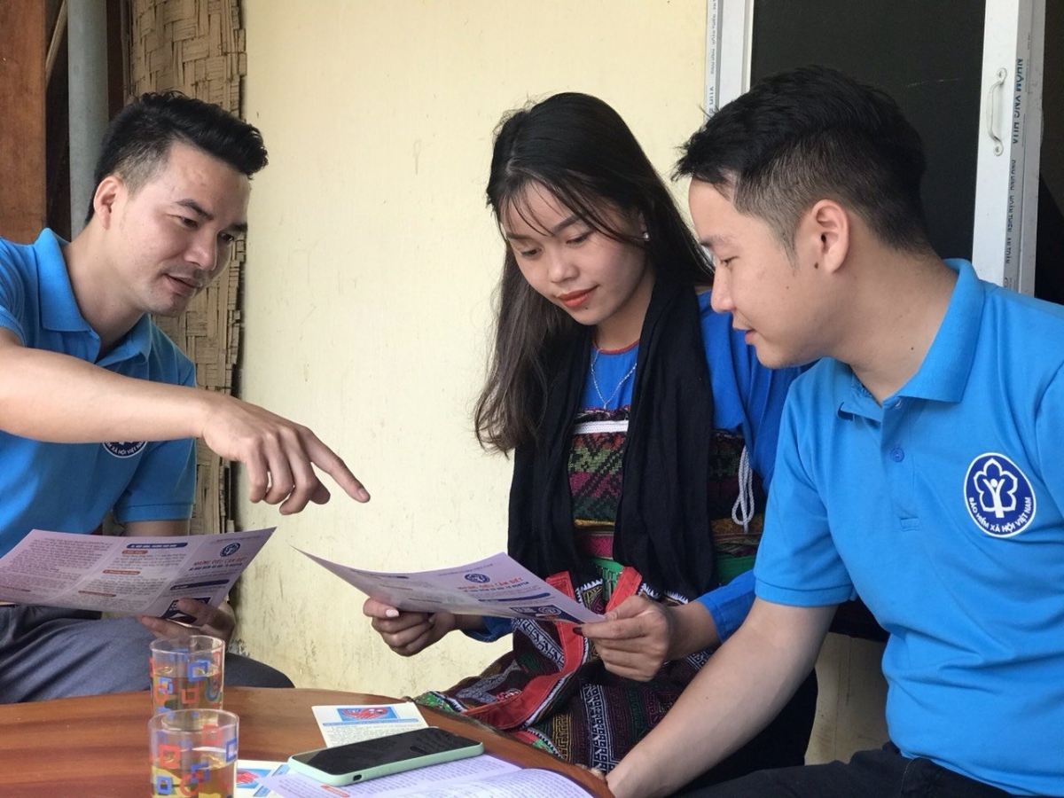 Nhân viên BHXH Việt Nam tư vấn về chính sách BHXH, BHYT tới người dân