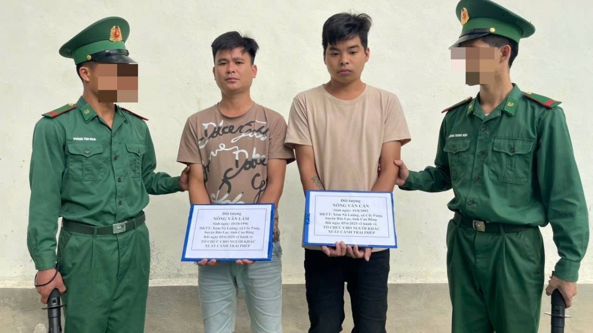 Các đối tượng Lâm và Cán bị bắt giữ tại đồn Biên phòng Cốc Pàng