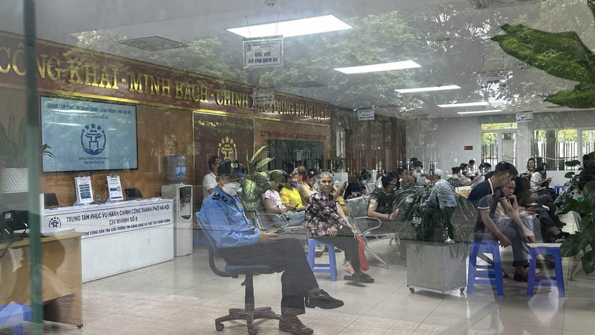Người dân xếp hàng dài từ sáng sớm tại Trung tâm hành chính công Hà Nội, Chi nhánh số 6 (Long Biên) để nộp hồ sơ mua NOXH.