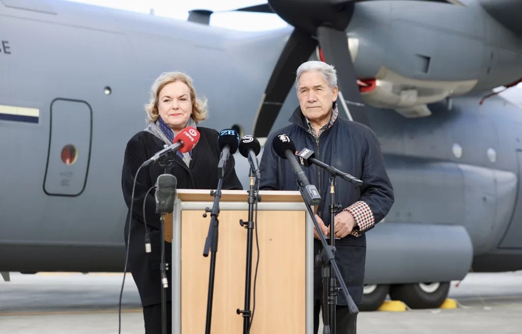 Ngoại trưởng New Zealand Winston Peters (phải) họp báo cùng Bộ trưởng Quốc phòng Judith Collins. Nguồn: Calvin Samuel