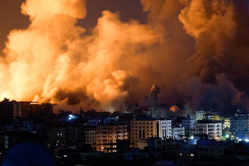 Khói và lửa bốc lên trong cuộc tấn công của Israel vào Dải Gaza. Ảnh: Reuters