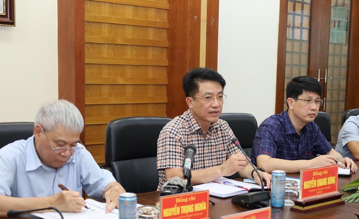 Ông Nguyễn Quang Dũng,Vụ trưởng Vụ Công chức – Viên chức, Bộ Nội vụ trong buổi làm việc với lãnh đạo tỉnh Khánh Hòa