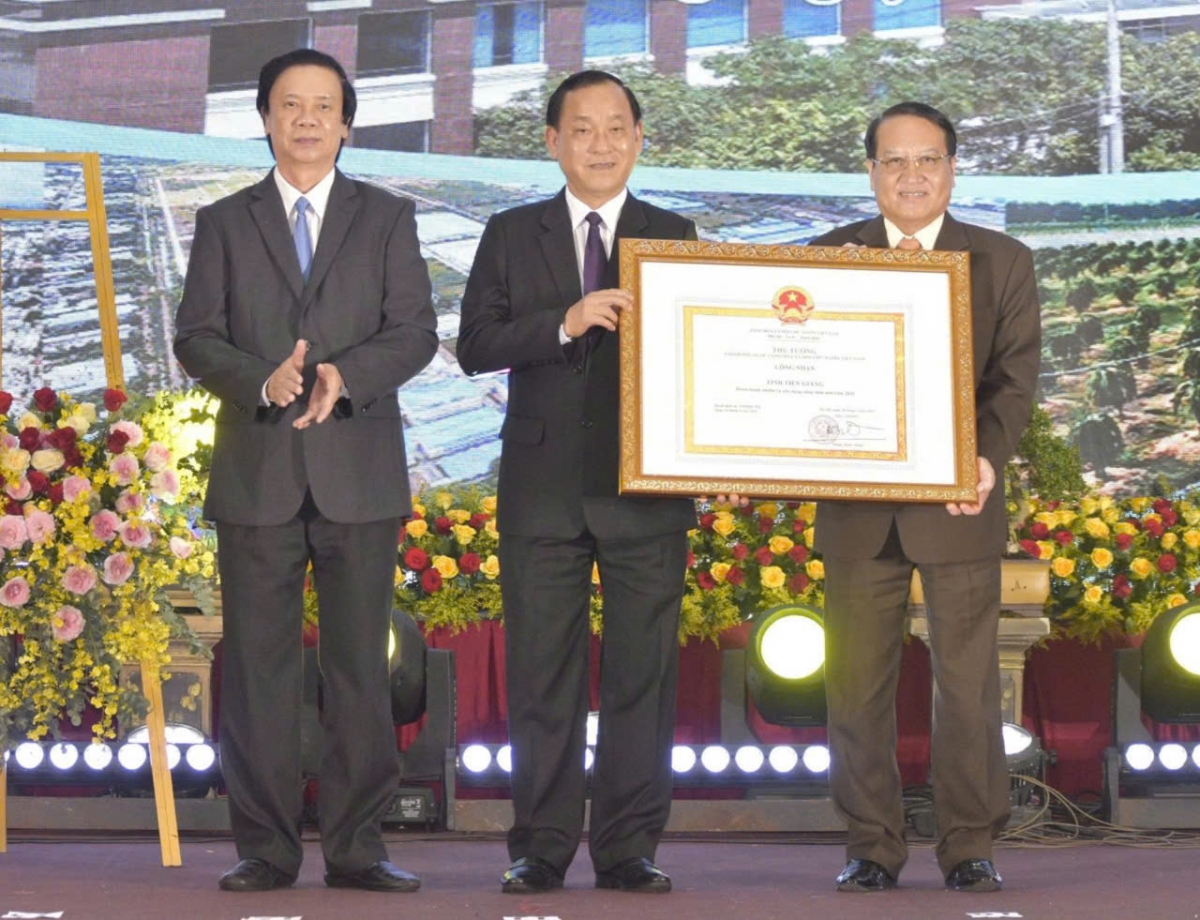 Ông Nguyễn Văn Danh, Bí thư Tỉnh ủy; ông Nguyễn Văn Vĩnh, Phó Bí thư Tỉnh ủy, Chủ tịch UBND tỉnh và ông Phạm Văn Trọng, Phó Chủ tịch UBND tỉnh Tiền Giang (từ trái qua)