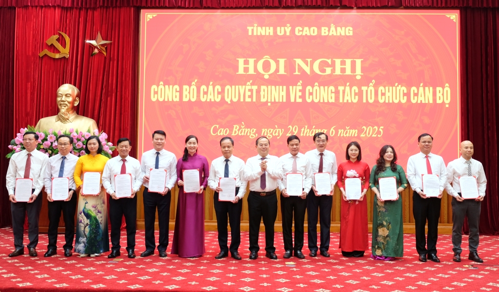 Ông Quản Minh Cường, Bí thư Tỉnh ủy Cao Bằng trao quyết định cho các cán bộ được điều động, luôn chuyển, bỏ nhiệm. (Ảnh: Thế Hiển)