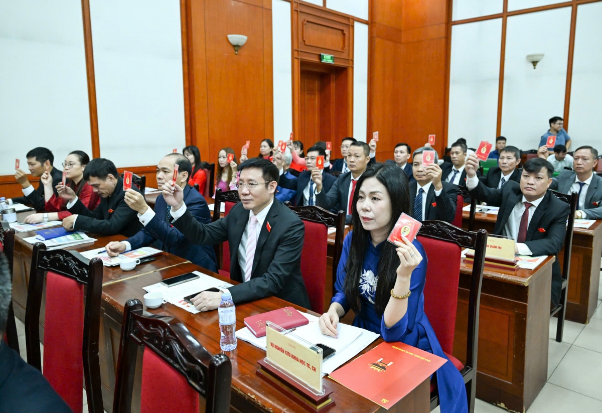 Các đại biểu dự Đại hội biểu quyết.