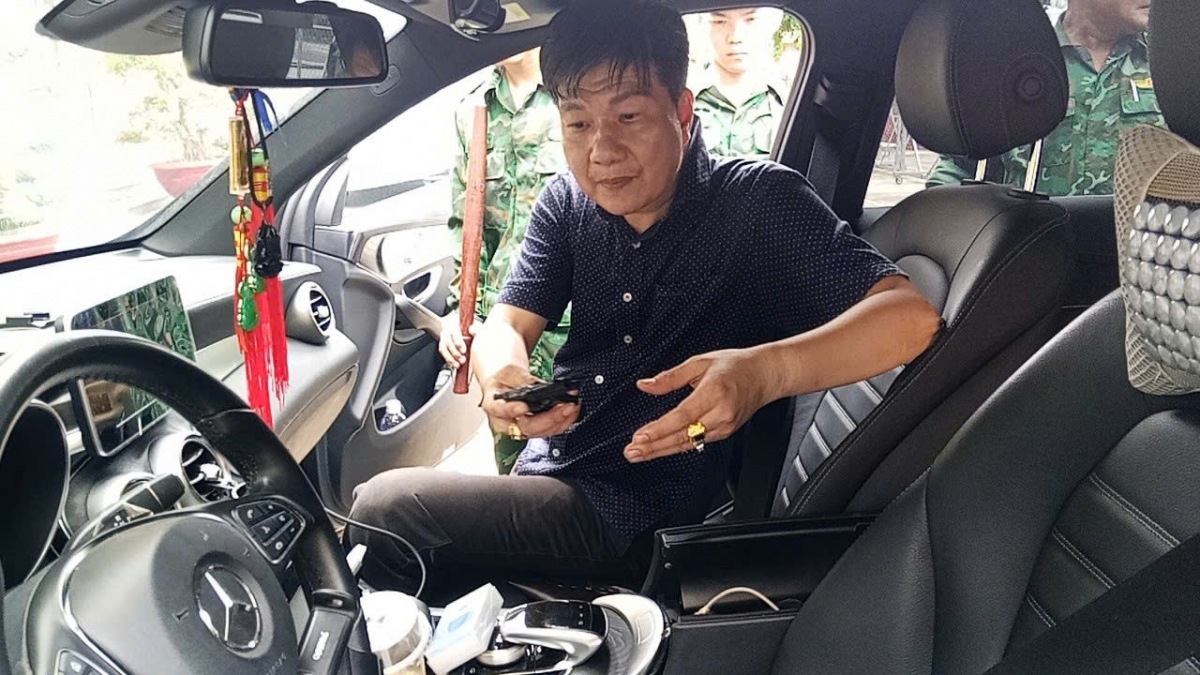 Đối tượng Phạm Mạnh Tân bị lực lượng chức năng bắt giữ. (Ảnh: MĐ)