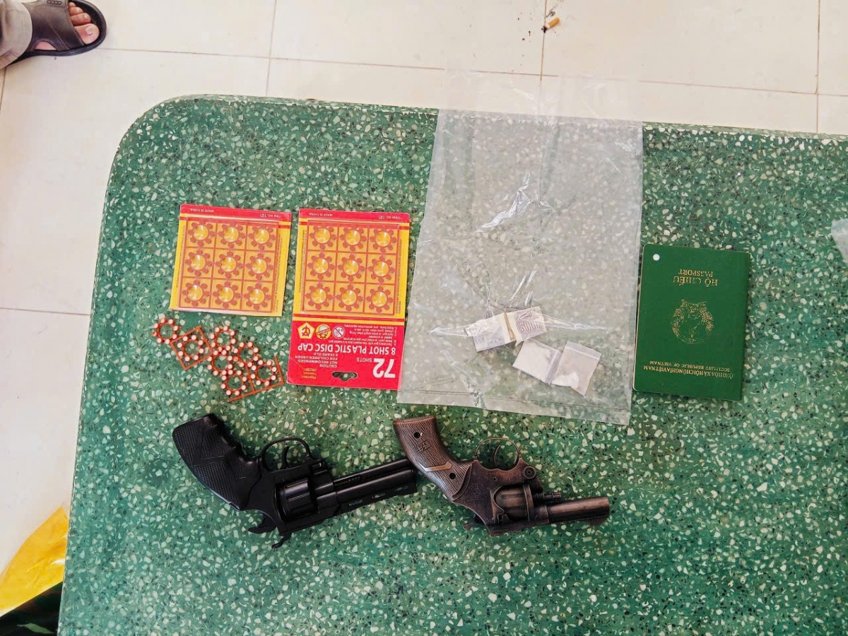 Lực lượng chức năng thu giữ ma túy và 2 khẩu súng trên ô tô của đối tượng Tân. (Ảnh: MĐ)