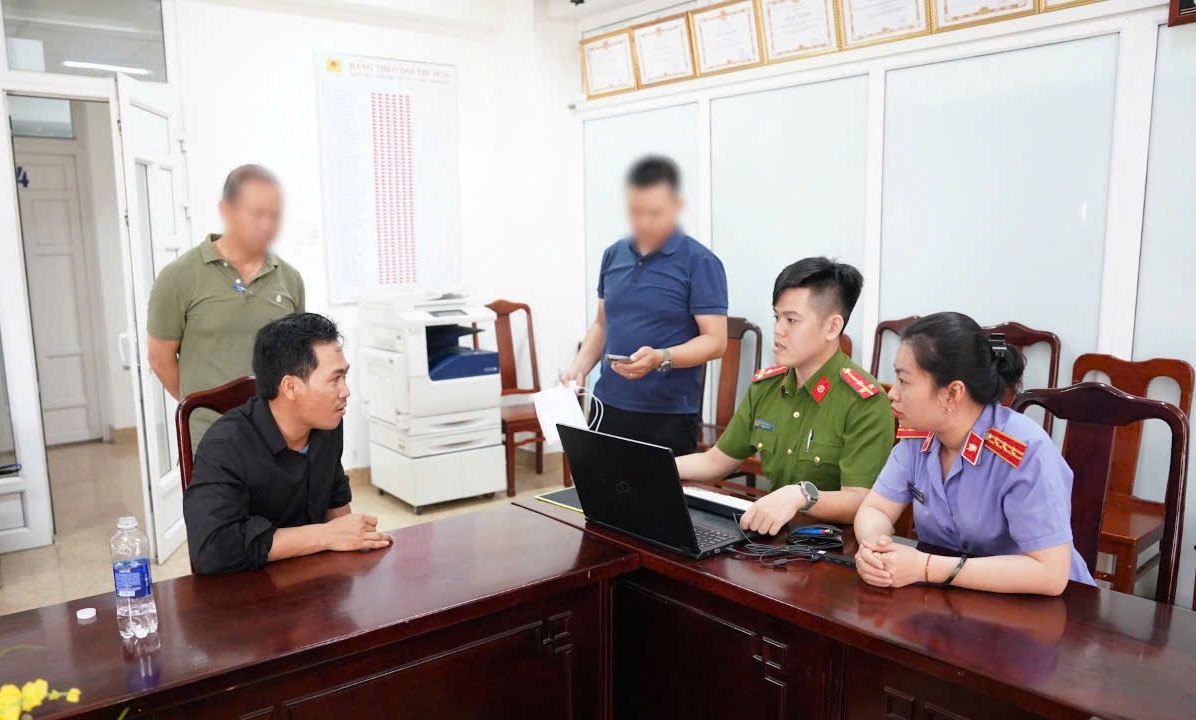 Phan Văn Phú tại Cơ quan Cảnh sát điều tra