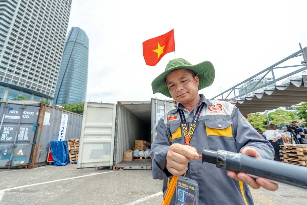 Phần trình diễn của đội pháo hoa Z121 Vina Pyrotech (Việt Nam 2) có chủ đề “Khát vọng vươn mình”