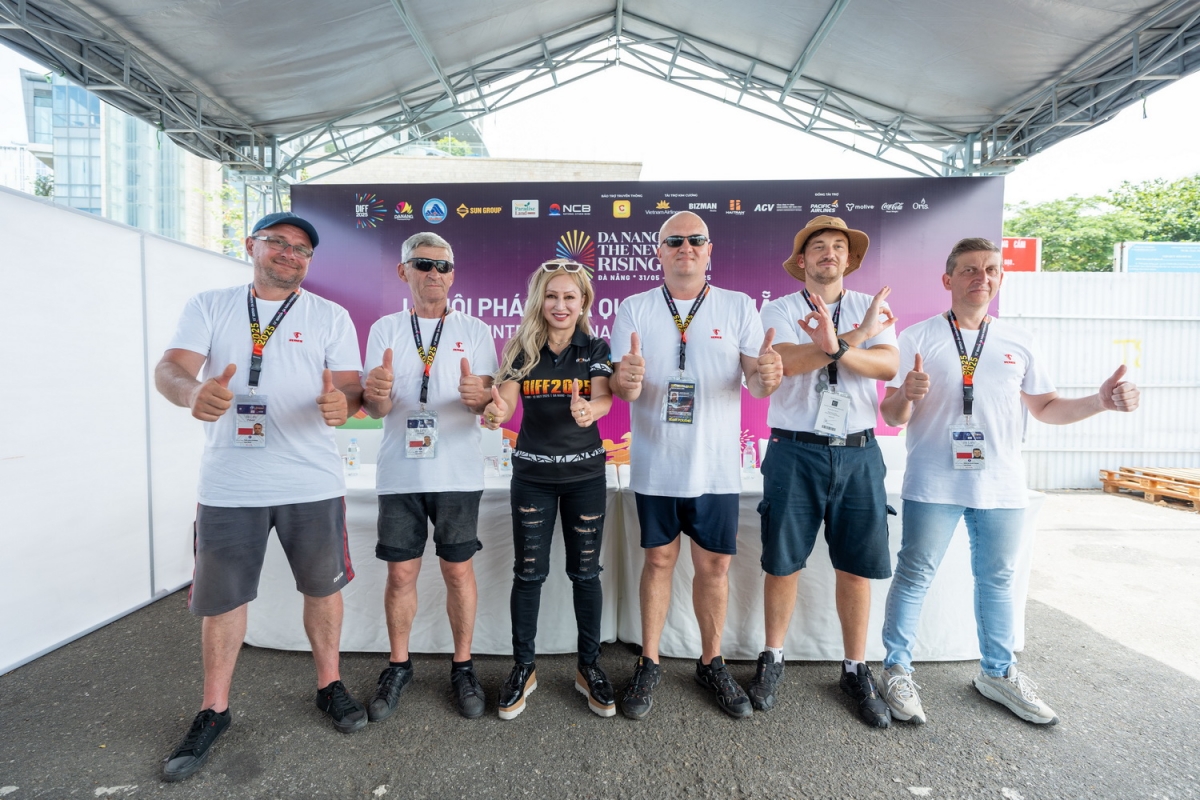 Đội pháo hoa Surex Firma Rodzinna của Ba Lan.