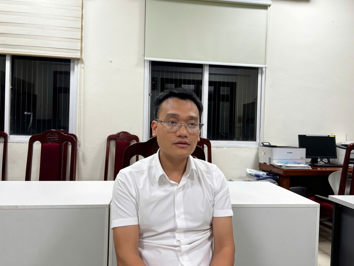 Phạm Đình Tuấn tại cơ quan công an.